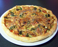 Pour redémarrer tranquillement et en toute légèreté, une tarte au poulet, aux brocolis, aux champignons parfumée au curry et parsemée de graines de sésame, lin et pavot…