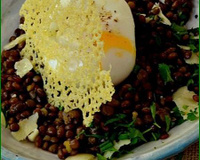 Salade de lentilles blondes de Saint-Flour, œuf poché et tuile au Cantal