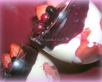 Des fraises gariguettes sous une panna cotta au citron et un coulis de fruits rouge !