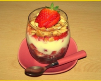 Voici des verrines légères à base de fromage blanc, de fraises et de biscuits sablés.