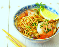 Bouillon asiatique de nouilles chinoises aux crevettes