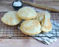Le pain Pita est un petit pain plat, très consommé au Moyen-Orient et en Europe du Sud-Est. Le pain pita est souvent garni de viande à Kebab ou de…