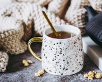 Boire une tisane le soir pour mieux dormir : est-ce vraiment une bonne idée ?