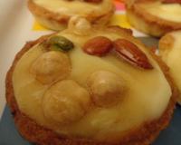 Tarte classique à la crème pâtissière et avec une touche orientale : miel et fruits secs.