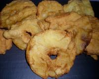 Pommes enrobées de pâte à beignets.