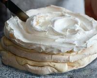 Un gâteau composé de meringue et de crème au citron.