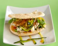 Un savoureux sandwich au maquereau fumé, relevé par une sauce sucrée/salée. Une recette réalisée à 8 mains lors de l'atelier…