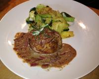 Le fondant d'un filet mignon, légèrement relevé par la moutarde, accompagné de courgettes croquantes.