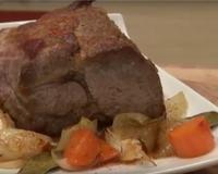 Un délicieux rôti de porc, cuit en cocotte, avec des petits légumes et oignons autour, un vrai régal à partager à l'heure du déjeuner ou dîner !