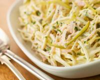 Une crudité simple et délicieuse. La sauce rémoulade est simplifiée, normalement il faut ajouter des câpres, du persil, des cornichons,…