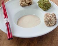 Des petits cubes de thon panés au sésame et frits. On les trempe dans une petite mayonnaise aromatisée à la sauce soja.