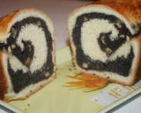 Ce gâteau fait office de bûche de Noël sur la table du réveillon; la farce au pavot subtilement relevée d'un zeste de citron et de raisin secs est un pur délice !