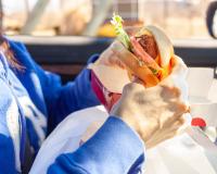 Elle trouve une souris écrasée à la place de son steak dans son burger Quick !