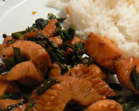 Alors aujourd'hui le premier wok de l'année, à base d'escalopes de dinde marinées et de Ngo Gai, une herbe à mi-chemin entre le persil et la coriandre que j'ai trouvé…