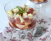 Cette salade de fruits est très simple mais originale et subtile du fait de l'alliance du rosé Champelure et de verveine-citronnelle, en deux façon (gelée et sirop).
