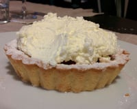 Sablé breton sur sa soupe de fraises Andros, crème et chantilly à la pistache