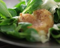 Marre des salades fades et sans saveurs ? Je vous propose de revenir vers des goûts d'enfance avec des babybels panés qui accompagneront votre salade (salade au fromage).