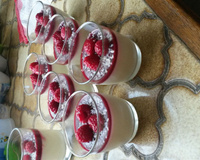 Panna cotta au chocolat blanc et son coulis de framboises au basilic