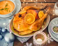 Chapon farci au pain d’épices et au foie gras et poivre blanc de Penja