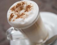 The cappuccino made in italie du lait, du café et de la crème fouettée.