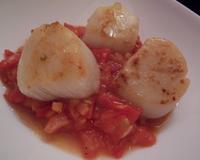 Coquilles saint-jacques sur un lit de tomates