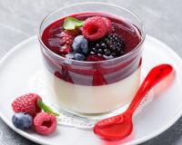 “Un concentré de fraîcheur et de gourmandise” : pour le printemps, Christophe Michalak partage sa recette de panna cotta aux fruits rouges