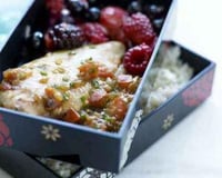 Suprêmes de pintade, sauce aux fruits rouges