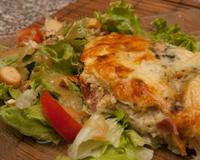 Faire cuire les endives, les égouttées, faire revenir 3 oignons, remettre les endives ainsi que les tranches de jambon.