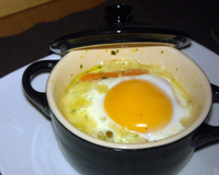 L'œuf cocotte au comté et petit pois carottes