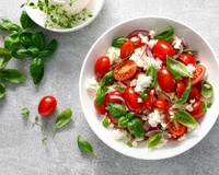 2 tomates, 1 concombre : comment en faire un vrai repas complet et sans cuisson pour ce soir ?