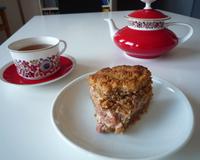 Une délicieuse pâte aux amandes enserre une couche de rhubarbe délicieusement acidulée, le tout parfumé à la cannelle