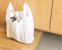 Comment plier ses sacs plastiques pour qu’il ne prenne pas trop de place ?