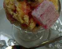 Une glace sans sorbetière, parfumée à l'eau de rose, à base de loukoums à la rose et de pistaches noix, noisettes, arachides au miel.