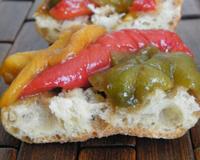 Recette sympa pour les apéros ensolleillés. C'est tout simple à faire mais il faut s'y prendre un peu à l'avance le temps de laisser les poivrons mariner. Je vous assure…