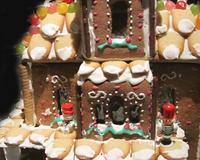 Une maison en pain d'épices décorées de bonbons pour Noël !