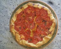 Tarte à la tomate, moutarde et herbes fraîches