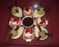 Un duo de desserts. L'un frais aux biscuit s roses de Reims et fraises, l'autre composé d'une poire cuite aux épices, glace vanille et chocolat chaud.