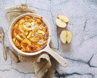 Envie d’un dessert léger ? Essayez ce clafoutis pommes-amandes ultra-moelleux