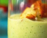 Gaspacho de concombre aux herbes fraîches