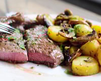 Steaks d'agneau et leur poêlée forestière