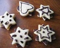 Des sablés au bon goût vanillé qui cachent un coeur chocolaté délicieusement fondant.