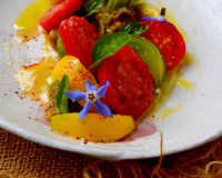 Salade de tomates multicolores, caviar d'aubergines au basilic
