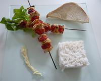 J'ai enfilé des tomates et des oignons dans ma brochette de dinde que j'ai mis dans la sauce à la moutarde, le tout accompagné de riz basmati.