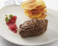 Pavé de biche, chutney d'oignons et airelles, pommes gaufrettes