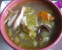 Bouillon de poule aux légumes et vermicelles parfumé à la citronnelle