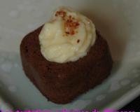 Le craquant du pralin, la coucheur de la crème pâtissière se marient très bien à ces moelleux au chocolat.