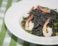 Les Spaghettis noirs ou Spaghettis à l'encre de seiche possède un charme particulier. La couleur noire de pâtes m'impressionne. Elle est chic et savoureuse...