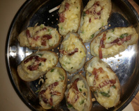 Pommes de terre farcies au lard et Reblochon, champignons à la crème