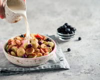 Mini pancakes façon céréales, fraises et myrtilles