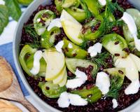 Vous connaissez le riz noir ? Il se marie très bien au concombre dans cette recette.